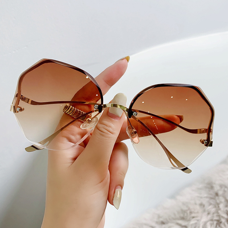 Fashionable UV Protection Sunglasses For Women - Image 4